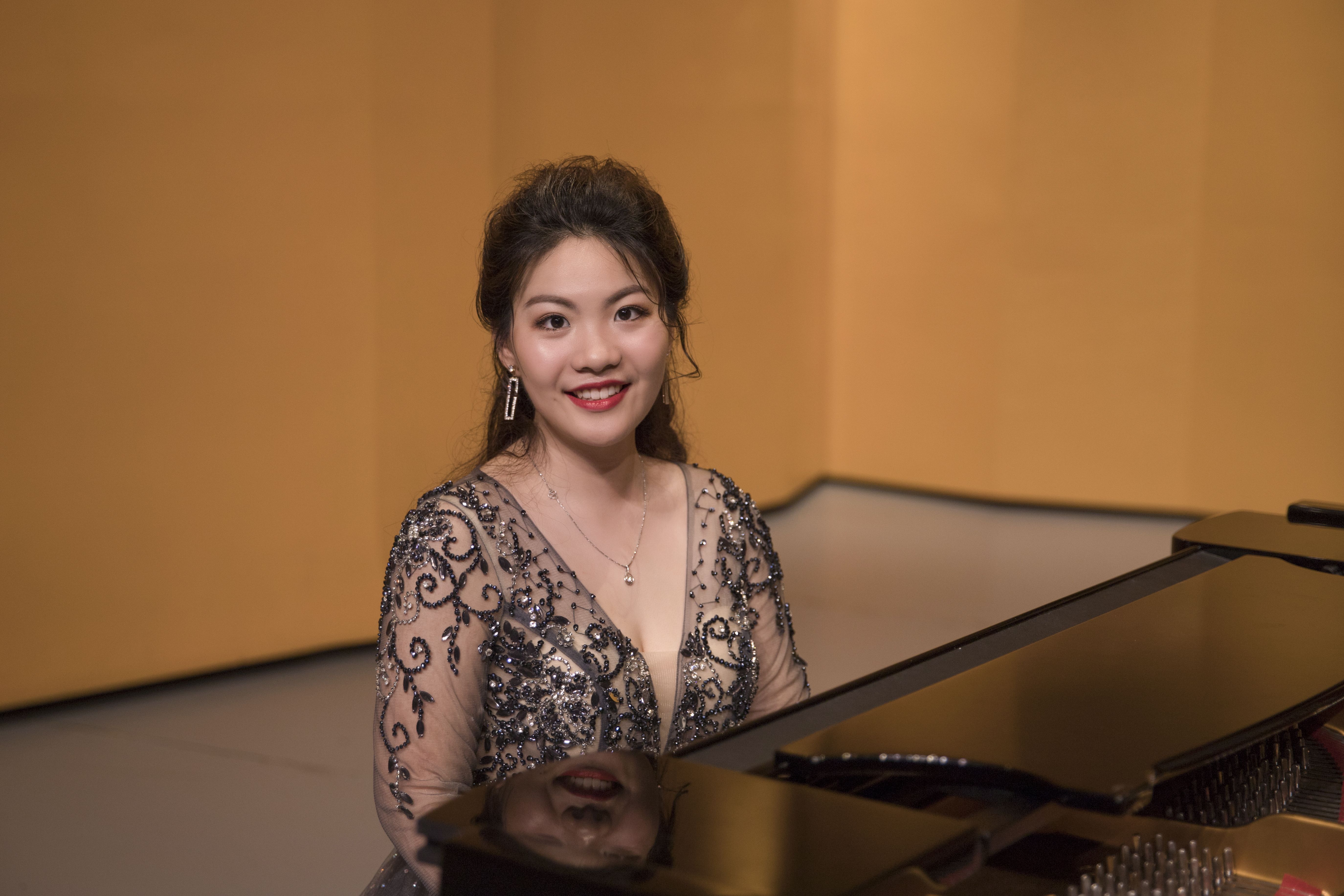 Xin Zhou at piano